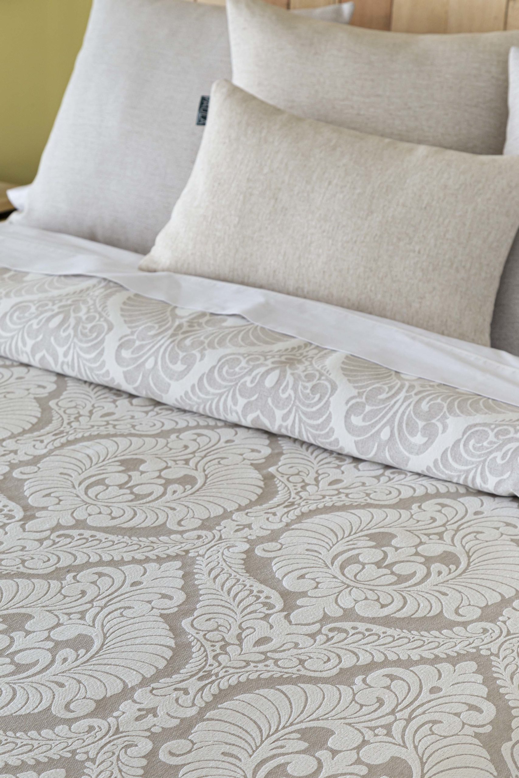COLCHA REVERSIBLE MÉRIDA BEIGE - Imagen 3